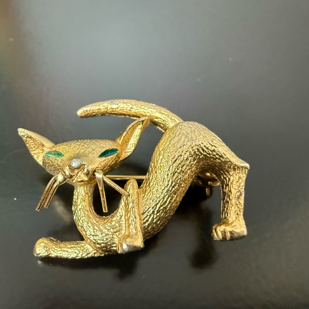 BOUCHER designer Vintage gold tone small cute Siamese cat brooch‎ Emerald Eyes